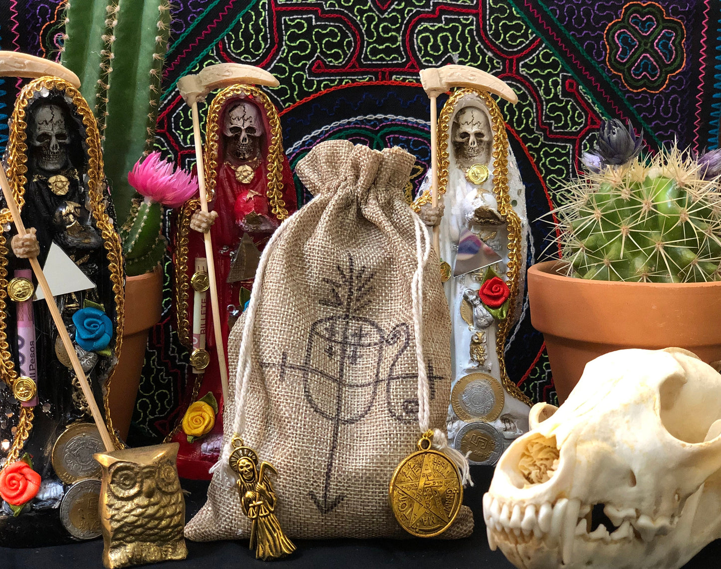 Colección de adivinación de huesos, conchas y baratijas de la Santa Muerte™ (99 piezas)