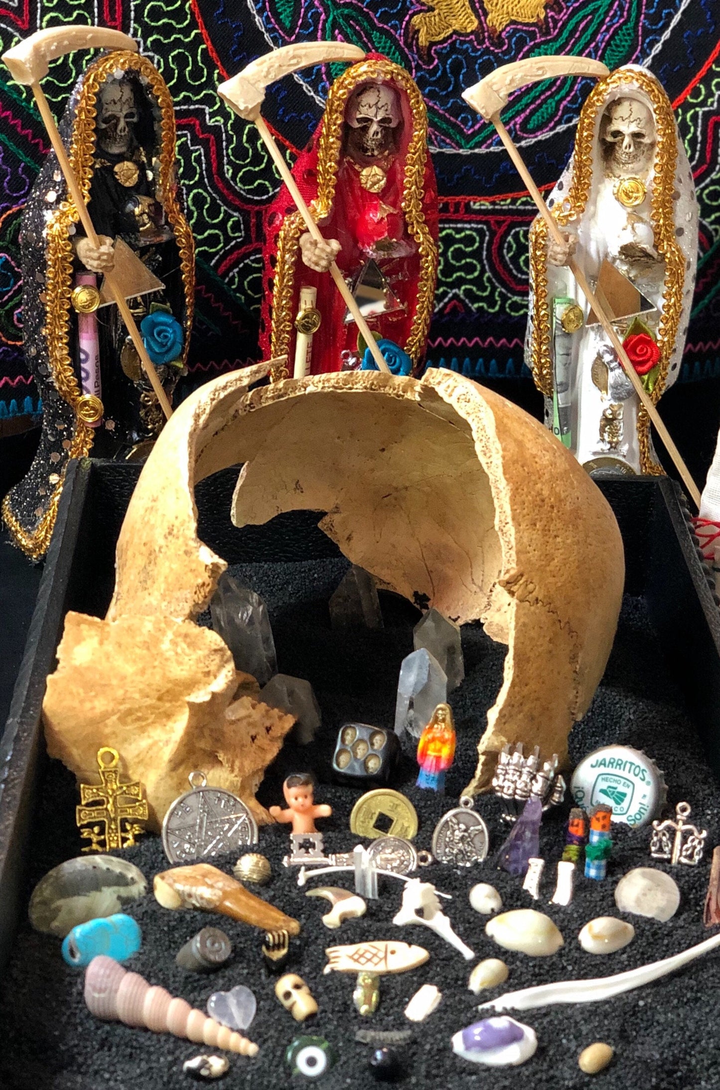 ¡EL ÚLTIMO! Colección de adivinación de huesos, conchas y baratijas de la Santa Muerte (55 piezas)