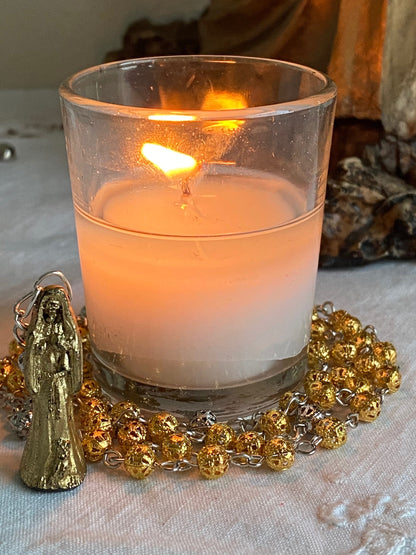 Rosário Santa Muerte Dourada + Ouro + Prosperidade + Dourado + Corrente banhada a prata de lei + Artesanal + Rosário