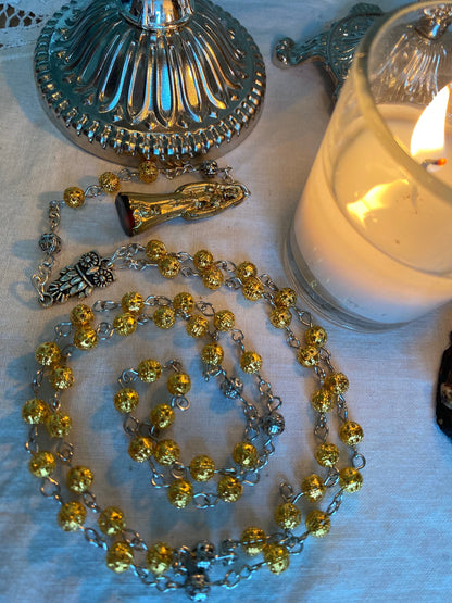 Rosário Santa Muerte Dourada + Ouro + Prosperidade + Dourado + Corrente banhada a prata de lei + Artesanal + Rosário