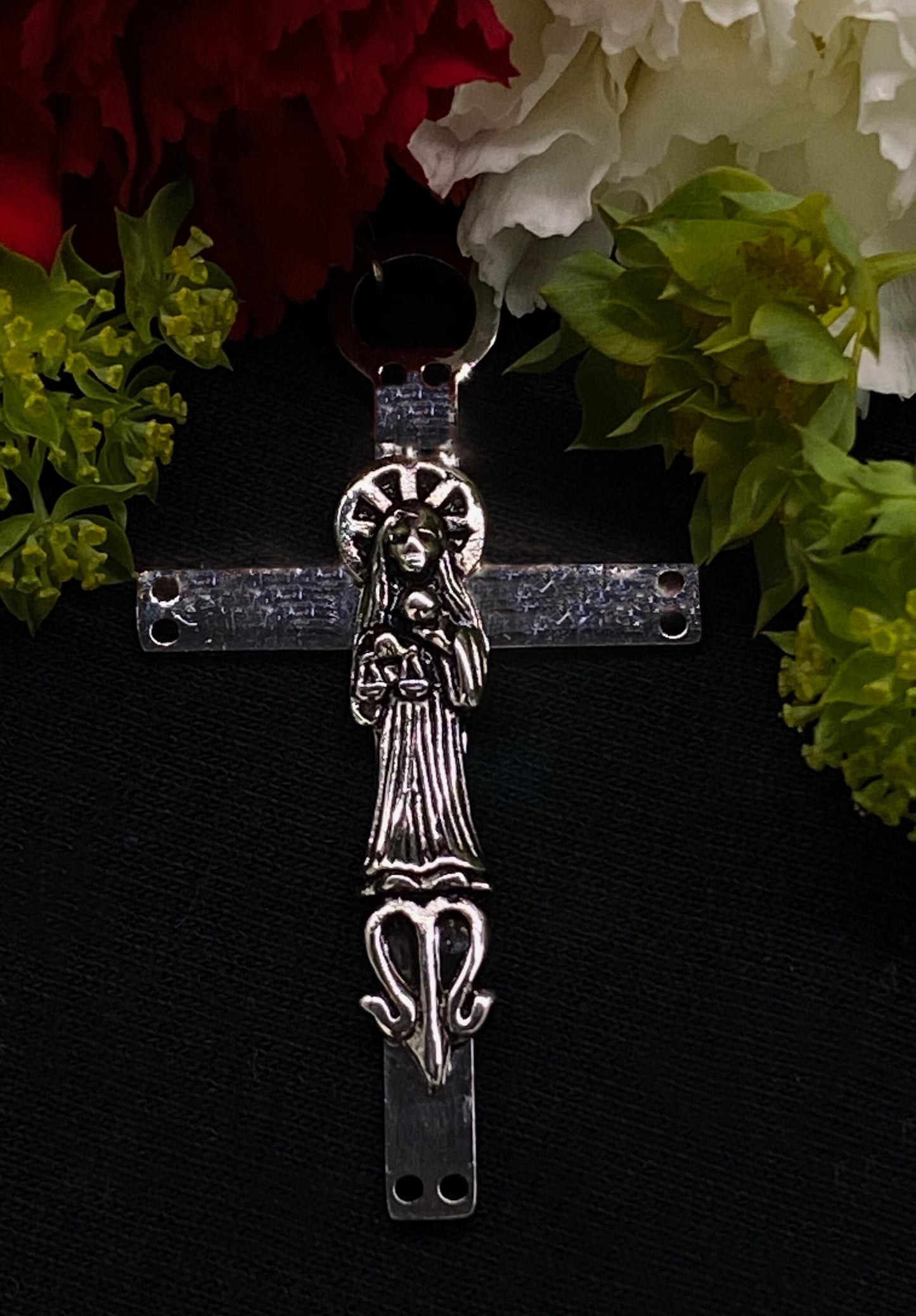 Chapelet Santa Muerte avec perles de pierres précieuses tricolores et croix Santa Muerte + Trois robes + Chaîne plaquée argent sterling + Fabriqué à la main + Rosario