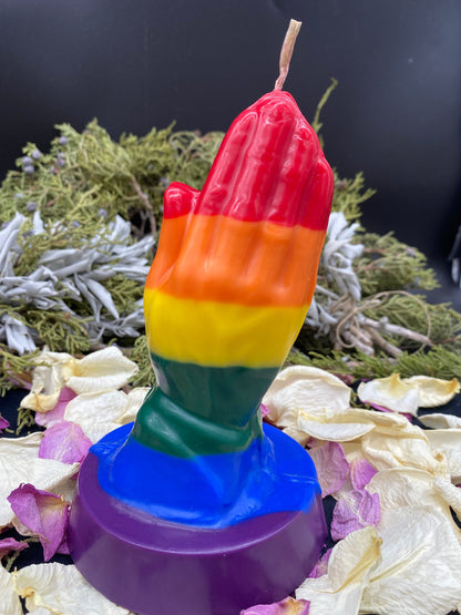 Vela de mãos rezando com arco-íris + Orgulho queer