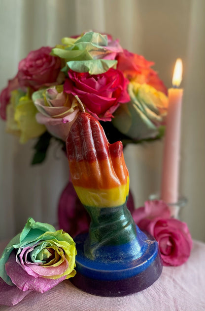 Vela de mãos rezando com arco-íris + Orgulho queer