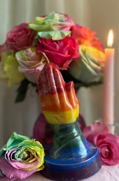 Vela de mãos rezando com arco-íris + Orgulho queer