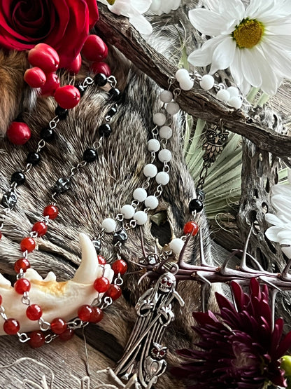 Rosário das vestes tradicionais da Santa Muerte + Pedra preciosa + Cores tradicionais + Três vestes + Corrente banhada a prata de lei + Artesanal + Rosário