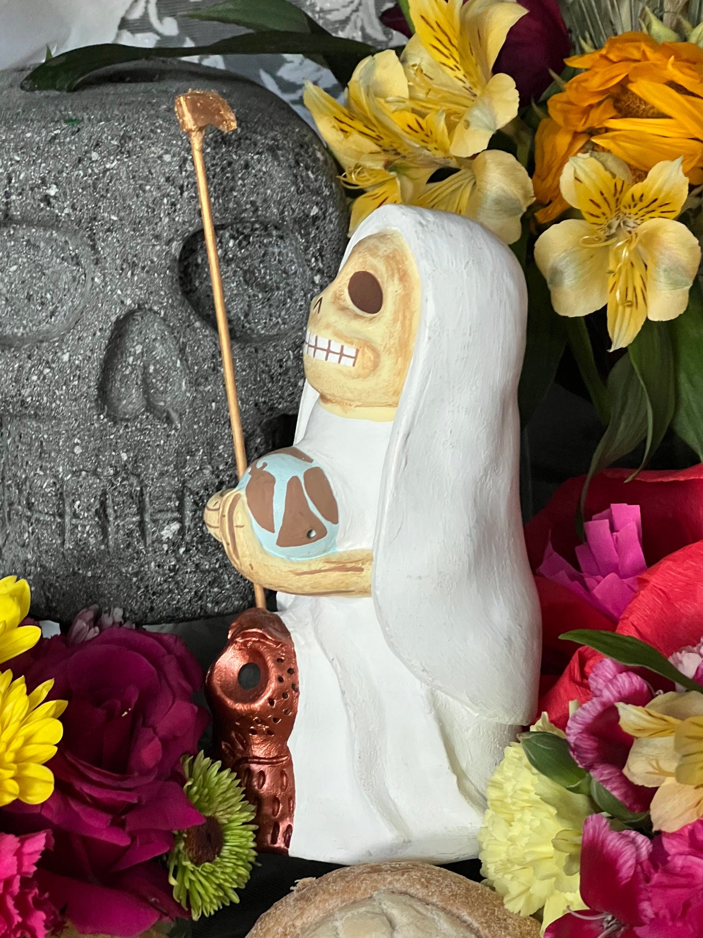 Estatua de la Santa Muerte Blanca + Mictecacihuatl + Mictlantecihuatl + Tradicionalmente hecho a mano con arcilla mexicana + Único en su tipo