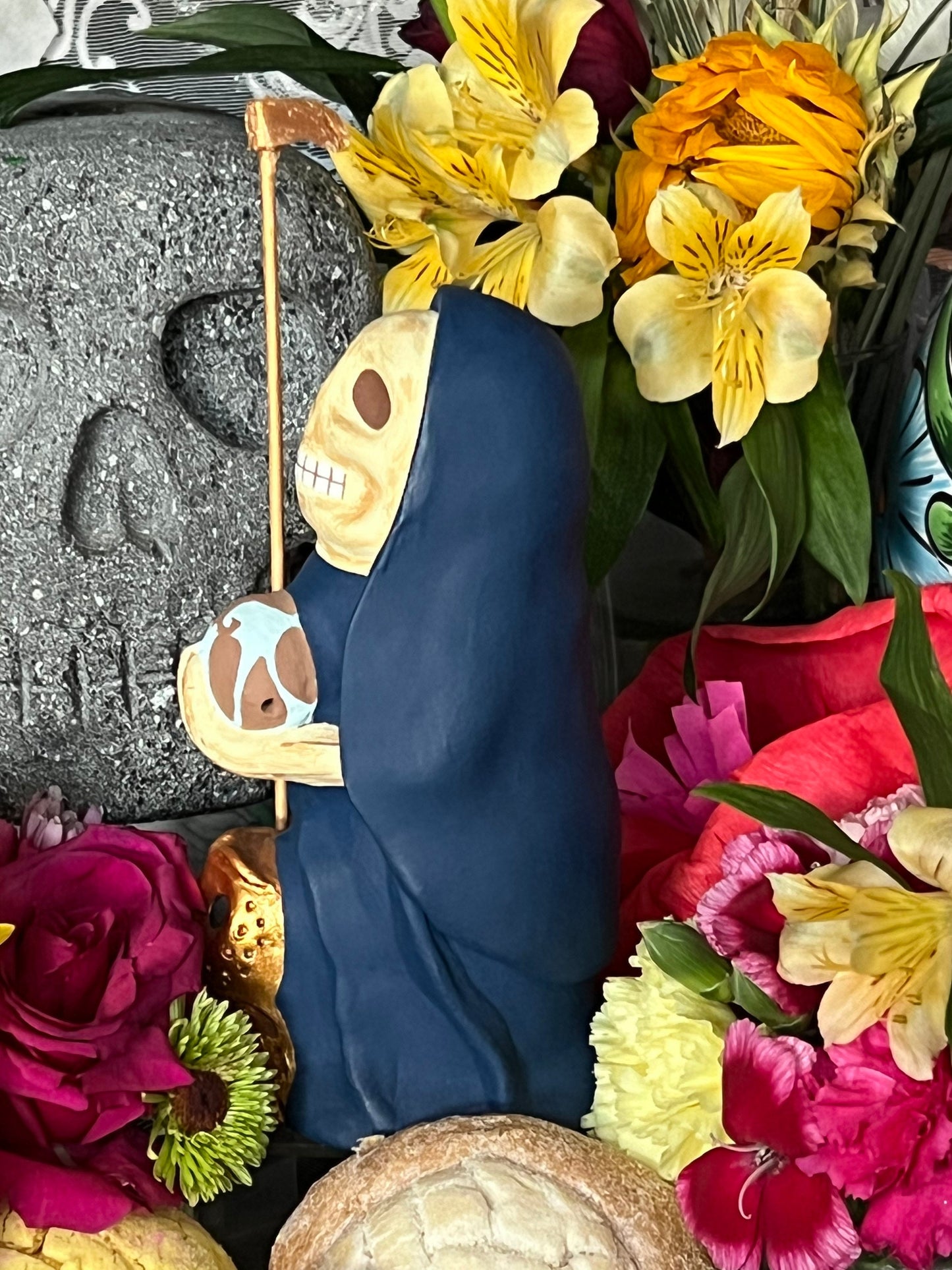 Statue de Santa Muerte Azul + Bleu + Mictecacihuatl + Mictlantecihuatl + Traditionnellement fabriqué à la main à partir d'argile mexicaine + Unique en son genre