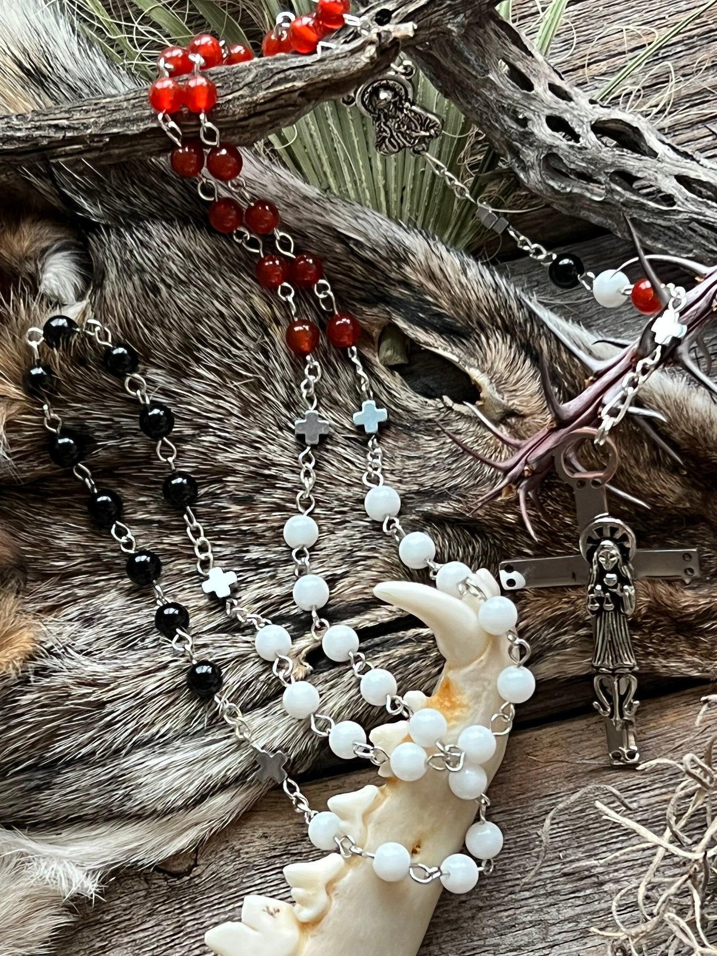 Chapelet Santa Muerte avec perles de pierres précieuses tricolores et croix Santa Muerte + Trois robes + Chaîne plaquée argent sterling + Fabriqué à la main + Rosario