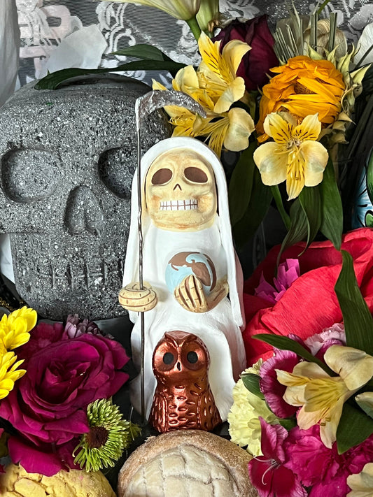 Estatua de la Santa Muerte Blanca + Mictecacihuatl + Mictlantecihuatl + Tradicionalmente hecho a mano con arcilla mexicana + Único en su tipo